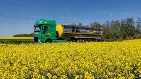 Tankwagen Met Gele Bloemen 1
